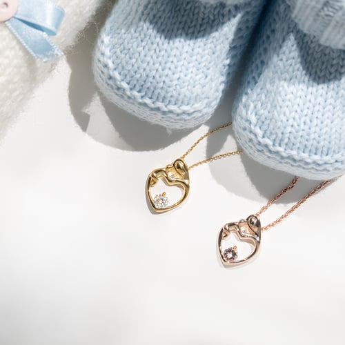 Prívesok matka a dieťa s bielym topásom a diamantom Heli