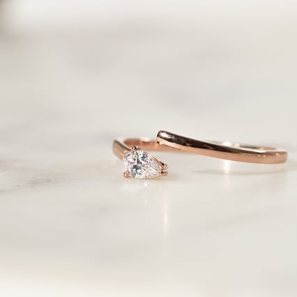 Atypický zásnubný prsteň s pear diamantom Carol