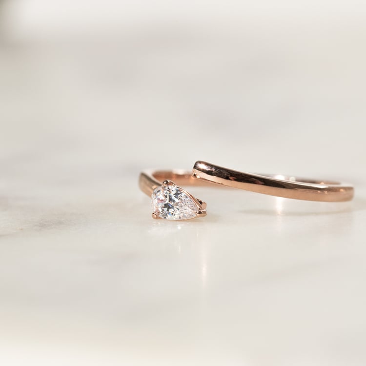 Atypický zásnubný prsteň s pear diamantom Carol 137483