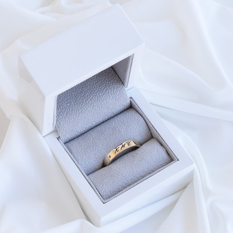 Prsteň s diamantom a gravírom 93486