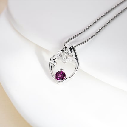 Strieborný prívesok matka a dieťa s rhodolit granátom a diamantom Ella