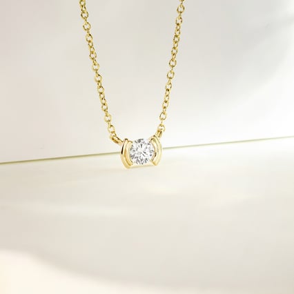 Minimalistický zlatý náhrdelník s diamantom Gosta