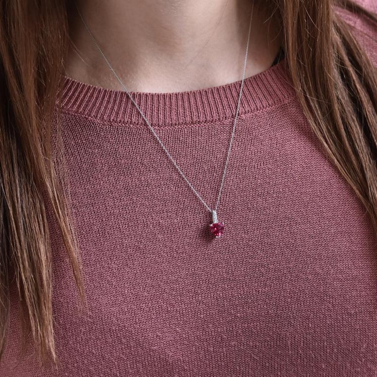 Rubínový prívesok v tvare srdca 32673