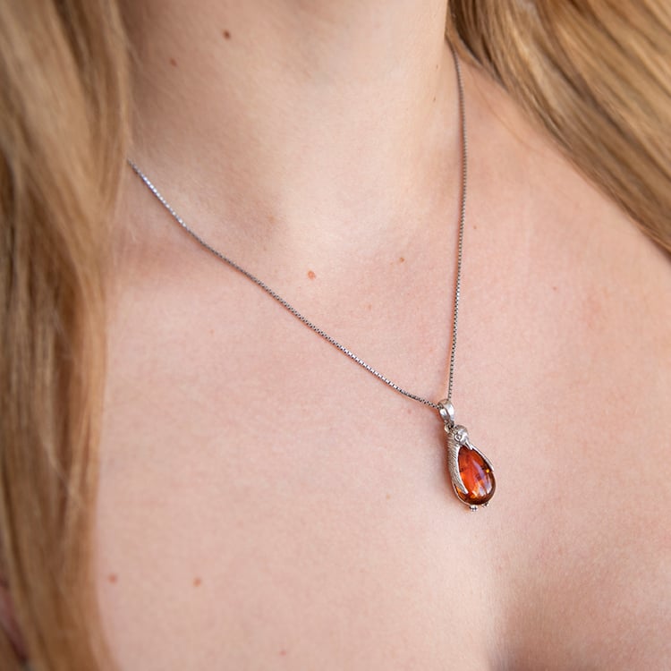 Jantárový tučniak v striebornom prívesku Pingouin 107872