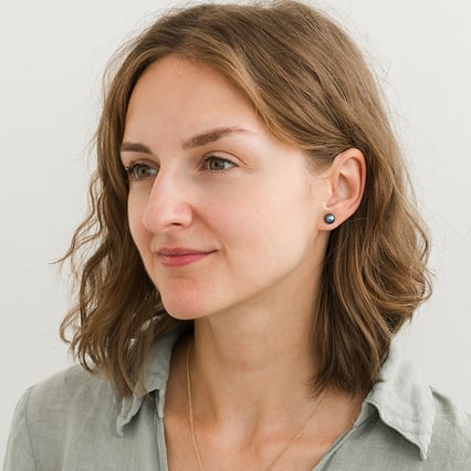 Tajomné čierne perly v náušniciach Ellis