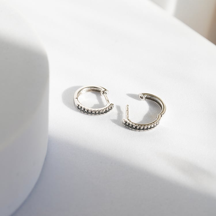 Kruhové náušnice s čiernymi diamantmi Carolin 145259