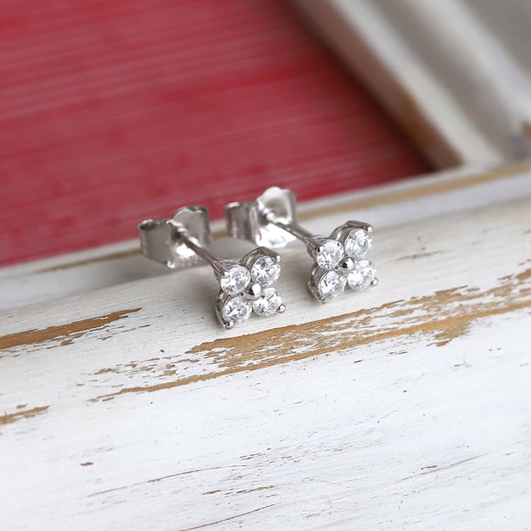 Strieborné náušnice s lab-grown diamantmi v tvare kvetiny Dorothee 104187