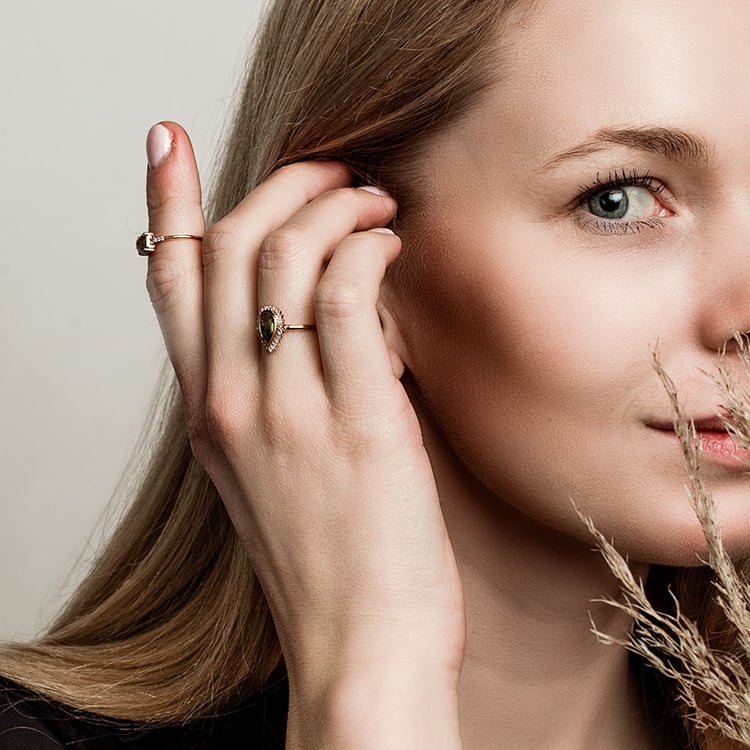 Prsteň s pear salt and pepper diamantom a diamantmi Piper 97059