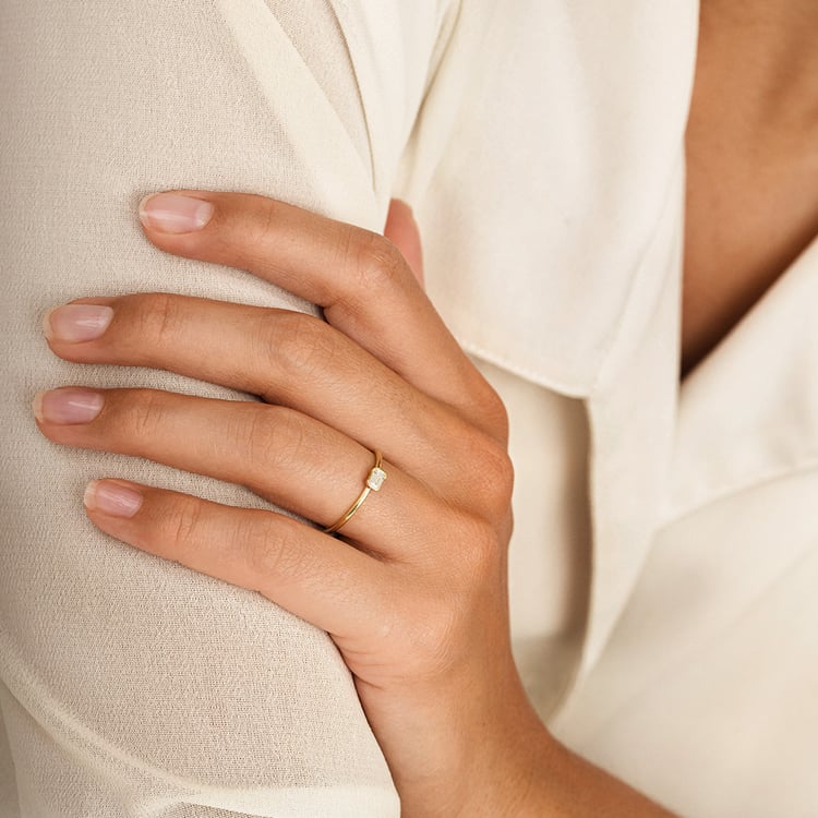 Minimalistischer Ring aus Silber mit einem Lab Grown Diamanten in Emerald-Form Henrik 162925