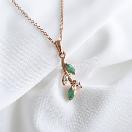 Prívesok v tvare lístkov s diamantmi a smaragdmi Elvio