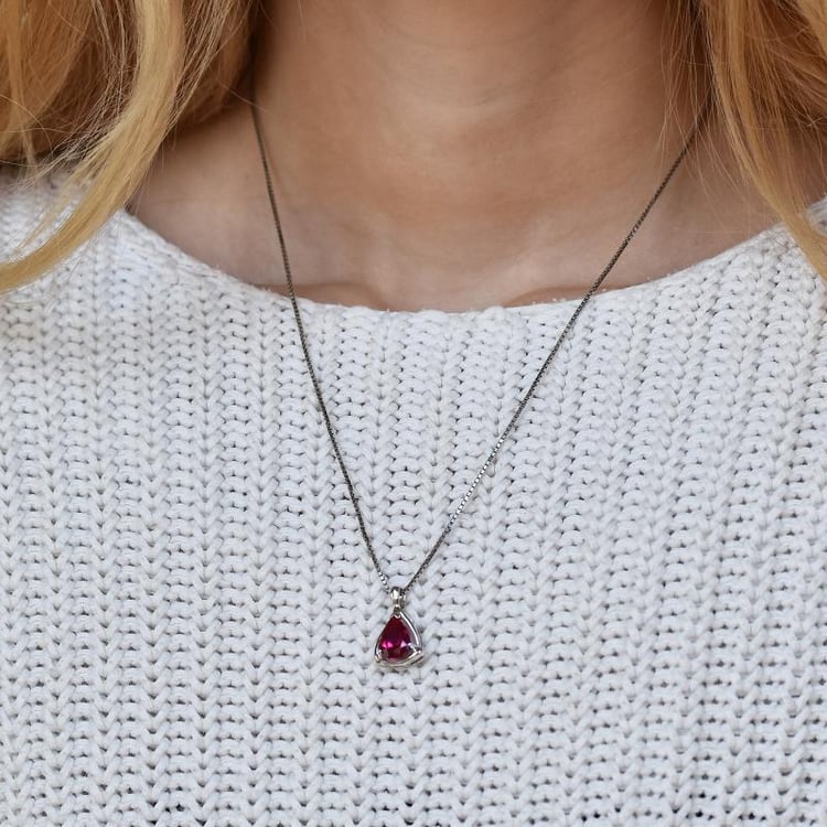 Slzičkové strieborné náušnice s rubínmi 4563