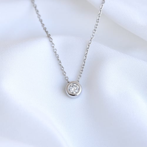 Diamantový náhrdelník v minimalistickom štýle Jyrki