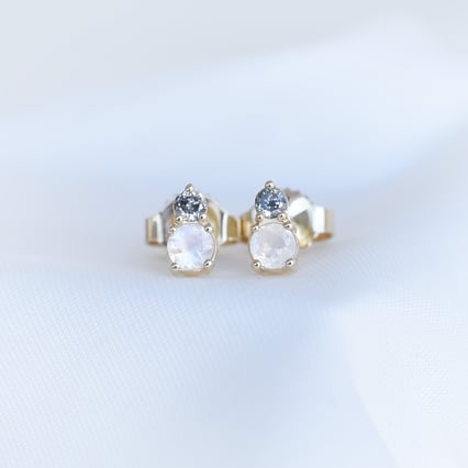 Náušnice s mesačnými kameňmi a salt and pepper diamantmi Kolton