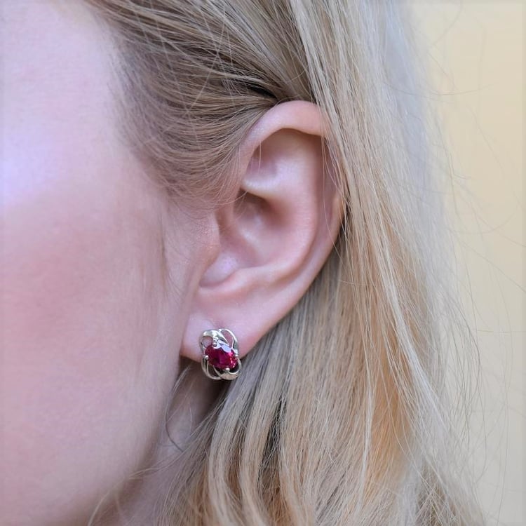 Rubínové napichovacie náušnice zo striebra Mariella 104572