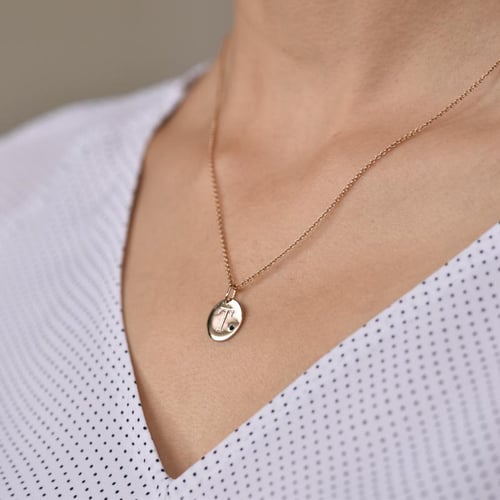 Zlatý prívesok s čiernym diamantom a gravírom písmena Rei