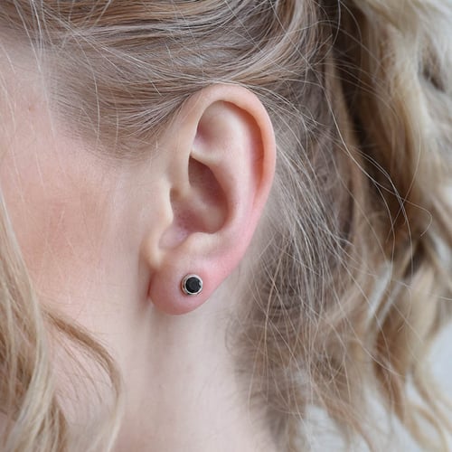 Strieborné bezel náušnice s čiernymi diamantmi Sontre
