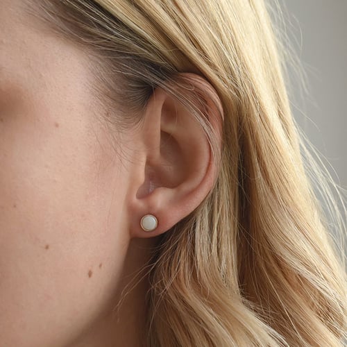 Zlaté minimalistické náušnice s bielymi opálmi Aster
