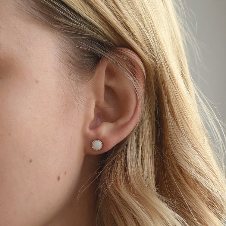 Minimalistické náušnice s bielymi opálmi 72132
