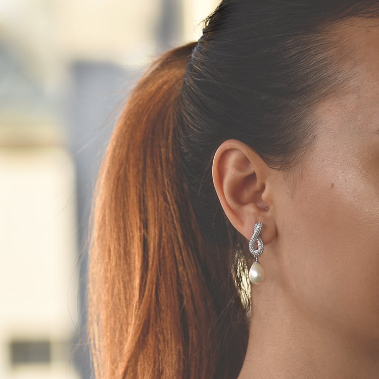 Visiacie perlové náušnice 58720