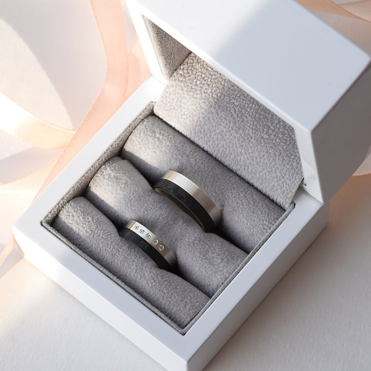 Karbonové snubné prstene s diamantmi 77690