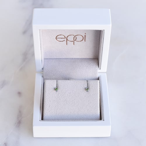 Strieborné minimalistické bezel náušnice so zelenými diamantmi Viosa