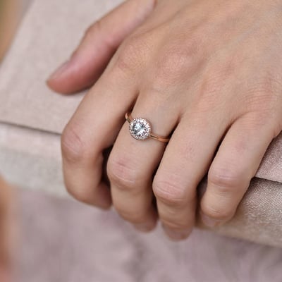 Romantická kombinácia ružového outfitu a bledomodrého akvamarínu