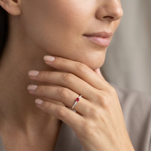 Strieborný prsteň s rubínom a bočnými lab-grown diamantmi Tyla