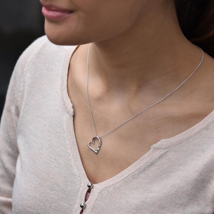 Strieborný prívesok srdce so smaragdmi a diamantom Janey 103579