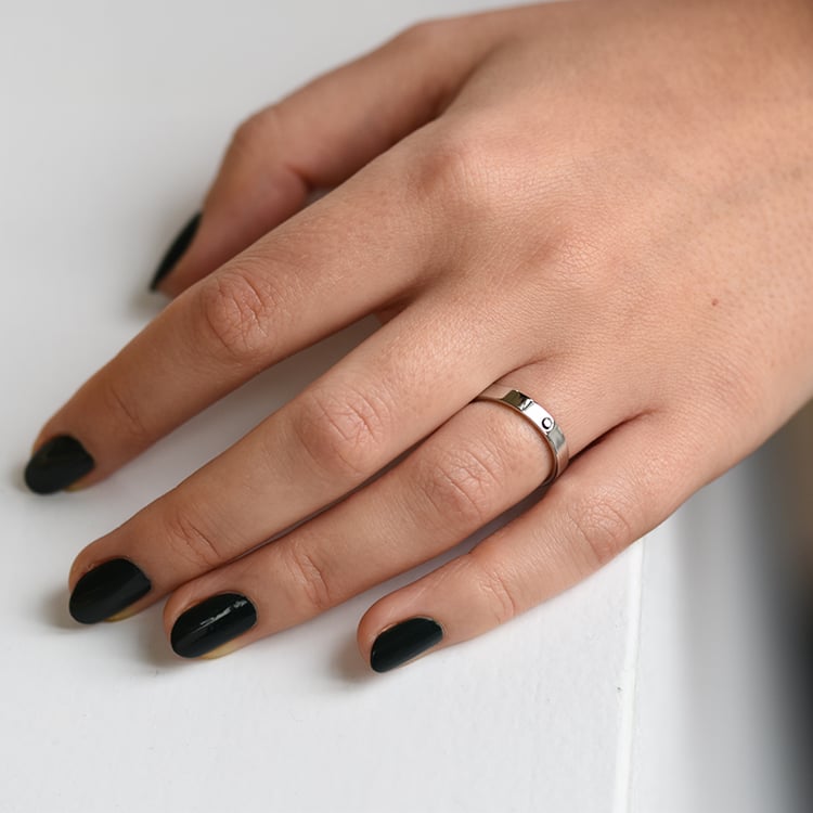 Platinový snubný prsteň s čiernym diamantom 58226