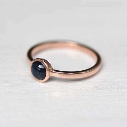 Zlatý prsten s magickým zafírom Sevita