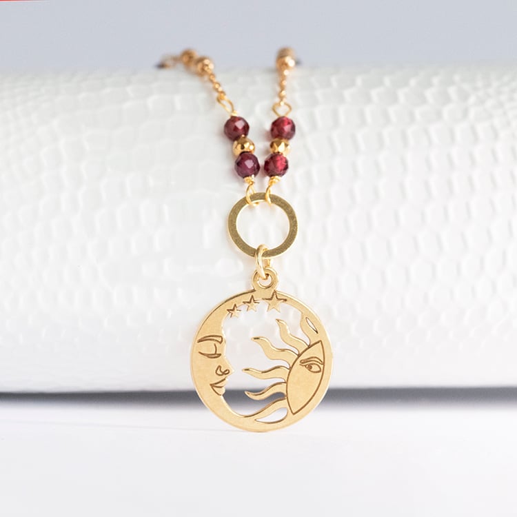Pozlátený náhrdelník s granátovými korálkami a príveskom Luna 115658
