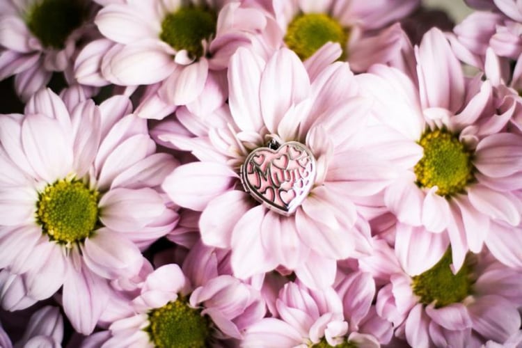 Strieborný srdiečkový zdobený medailón Alma 6002