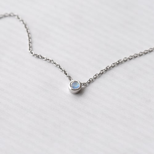 Strieborný minimalistický náhrdelník s mesačným kameňom Vieny