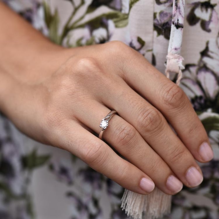 Platinový zásnubní prsteň s diamantom 90295