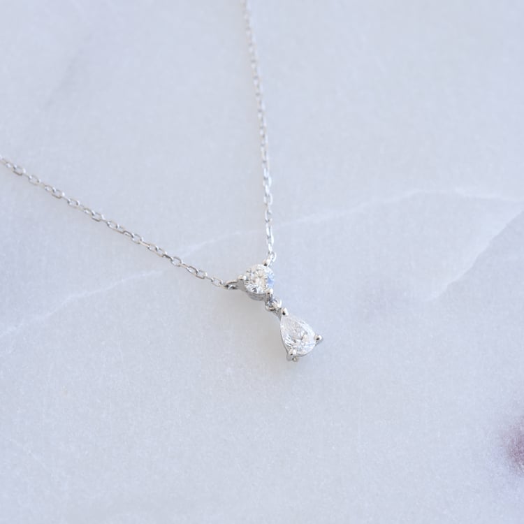 Elegantný náhrdelník s pear diamantom 87206