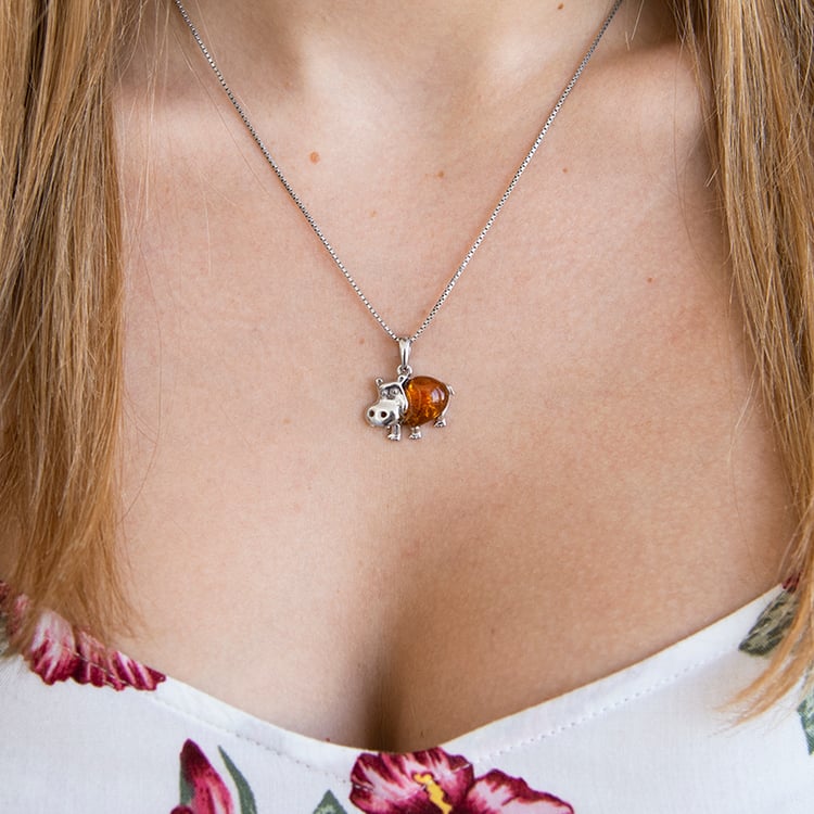 Jantárový hroch v striebornom prívesku Hippos 107870