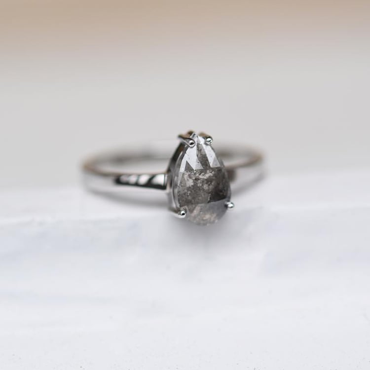 Zlatý prsteň s pear diamantom 48686