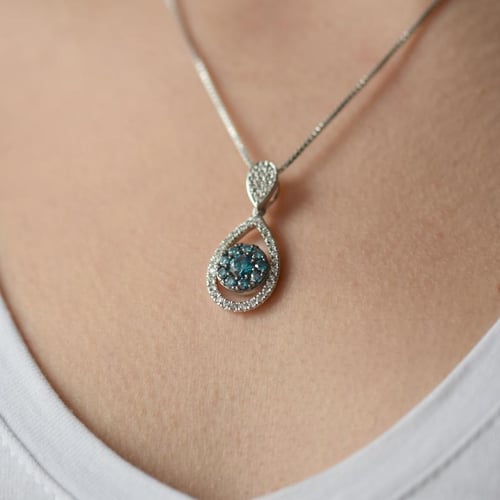 Prívesok s modrými a bielymi diamantmi Bluvi