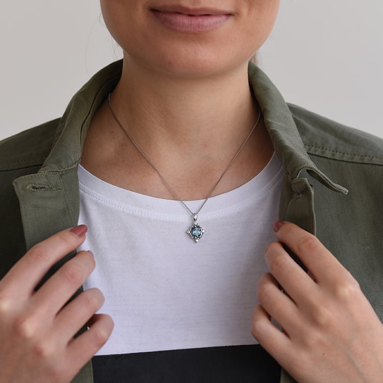 Strieborný náhrdelník s topásom 63824