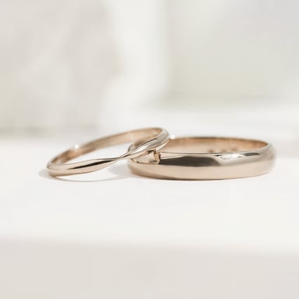 Svadobné prstene so zúženou dámskou obrúčkou z orieškového zlata Aello