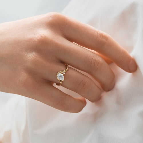 Vlnitý zásnubný prsteň s pear diamantom Mirjana