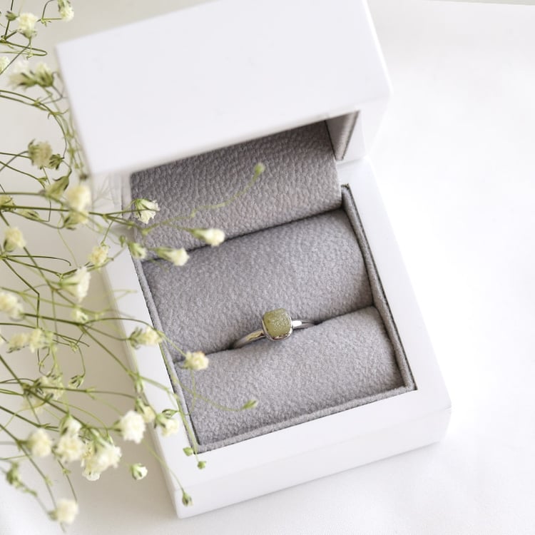 Zlatý prsteň so žlutým surovým diamantom 78196