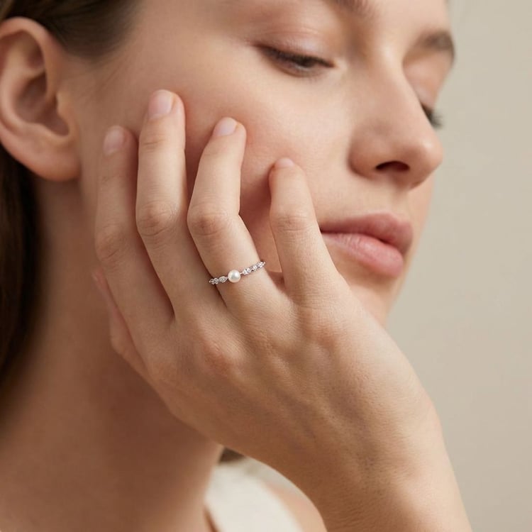 Strieborný prsteň s bielou perlou a zirkónmi Jaya 166413