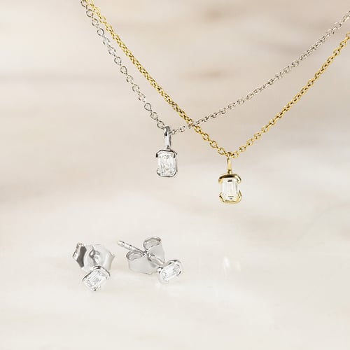 Minimalistické zlaté napichovacie náušnice s emerald lab-grown diamantom Agata