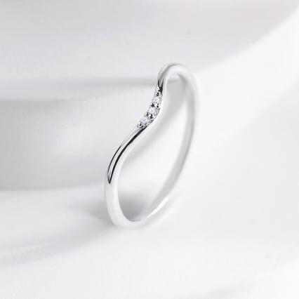 Strieborný vykrojený prsteň s tromi diamantmi Cason