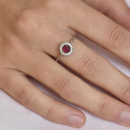 Zlatý prsteň s rubínom a diamantmi Vale