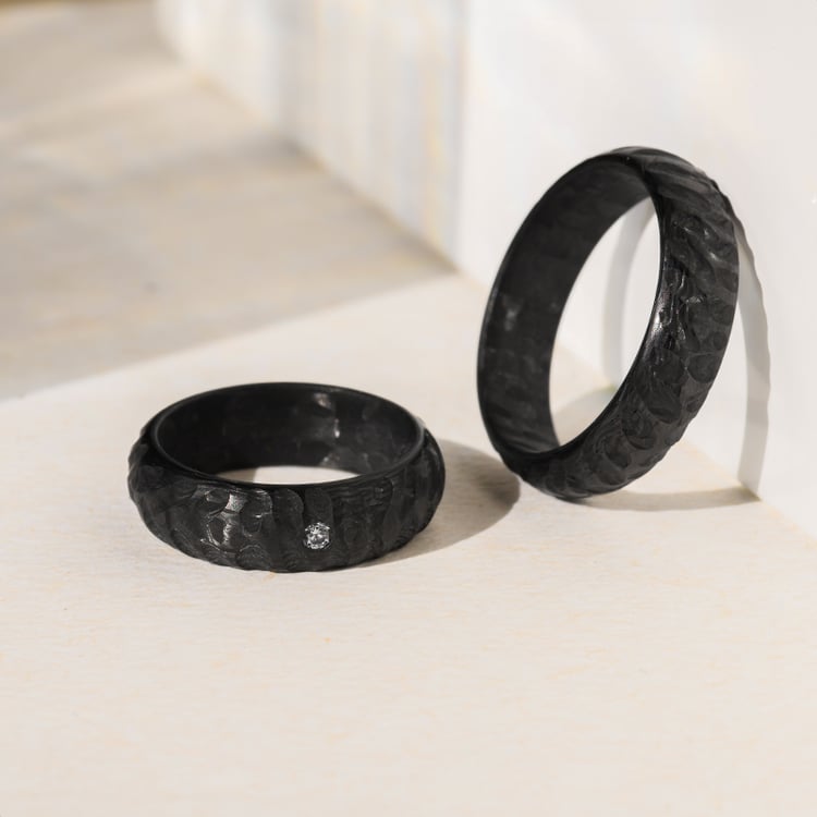 Karbónové snubné prstene s atypickým povrchom a diamantom Romilly 140216