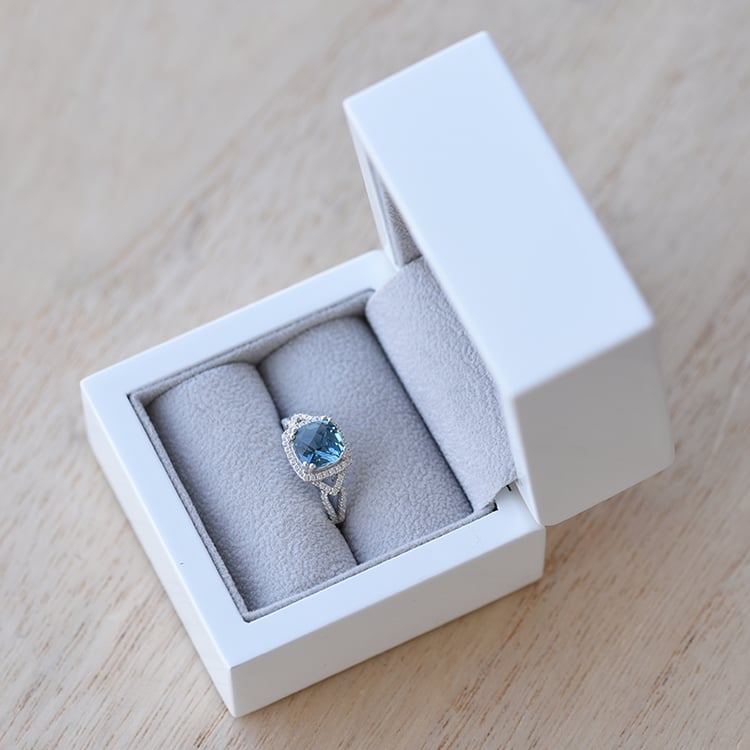 Prsteň so zirkónmi a topazom 62037