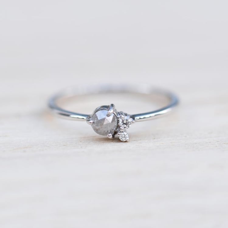 Nežný prsteň so salt and pepper diamantom 49718