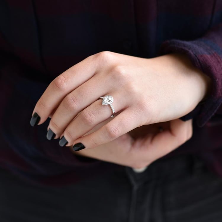 Zlatý diamantový prsteň s pear moissanitom 40297